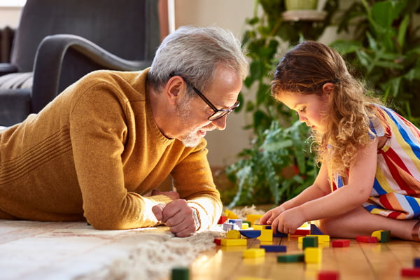 bestefar og barnebarn bygger lego